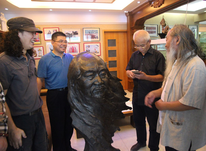 猿猴画名家徐培晨为心博网页家东郭教授赠送书作《大美不言》