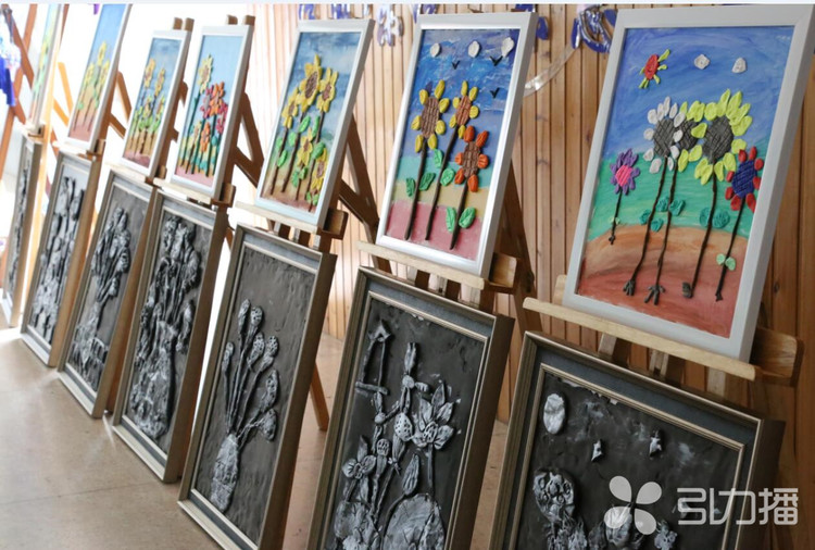 小学生做出多类创意黏土浮雕作品