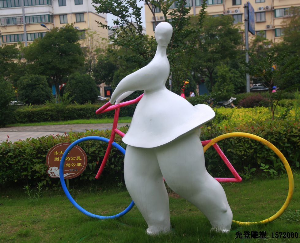 如何找到玻璃钢心博网页制造商？