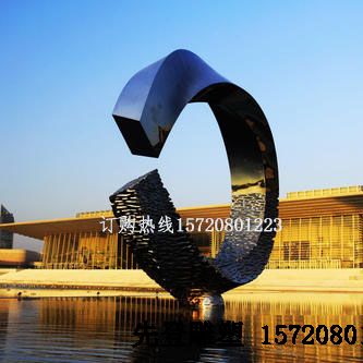 城市广场上的不锈钢心博网页